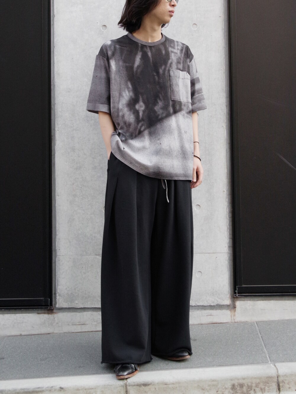ブラック系のMA-1、ブラック系のTシャツ/カットソー、ブラック系のスウェットパンツを着用したメンズの冬コーディネートの4枚目の写真