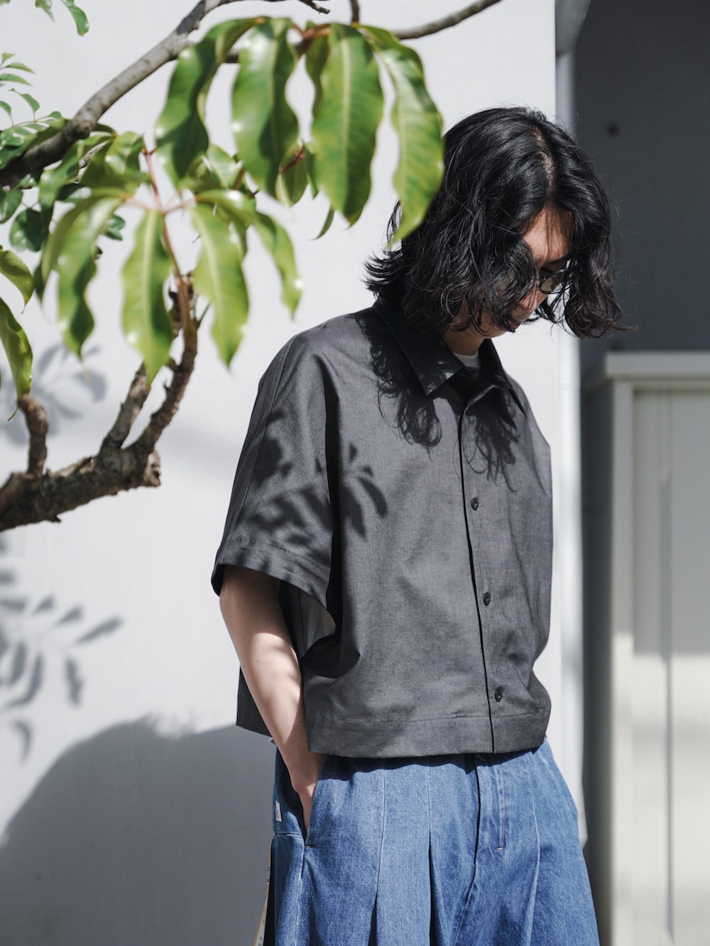 「シンプルスタイル、春のコーデ、春服、ワイドデニム、ショート丈トップス、デニム、バギーデニム、バギーパンツ、夏服、夏コーデ、サングラス、SHINYA KOZUKA、SASQUATCHfabrix、KUBORAUM、SHINYAKOZUKA」｜「SHINYAKOZUKAのアイテム（シャツ/ブラウス、ブラック系）」を使った、コバシミツキさん（メンズ・170cm）の春コーディネートの2枚目の写真