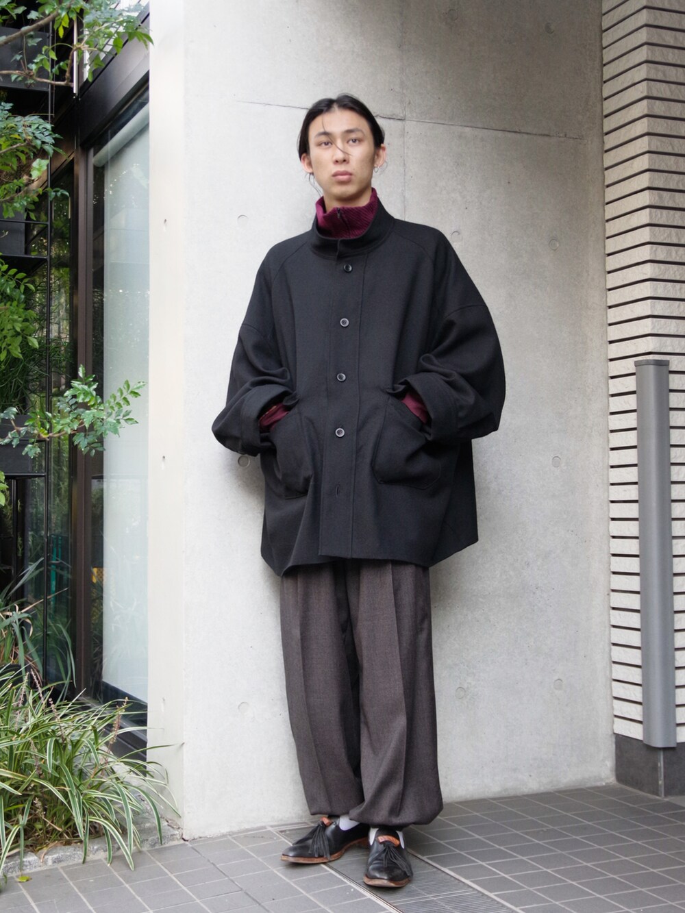 「秋冬コーデ、秋服、ビックシルエット、ブラウン、ボルドー、いいね、save、フォローお願いします🤑、秋、トラックジャケット、モードストリート、edwina horl、SASQUATCHfabrix、yokosakamoto、ドメスティックブランド、モード系」｜「Edwina Horlのアイテム（ジャケット/アウター、ブラック系）」を使った、コバシミツキさん（メンズ・170cm）の秋コーディネートの5枚目の写真