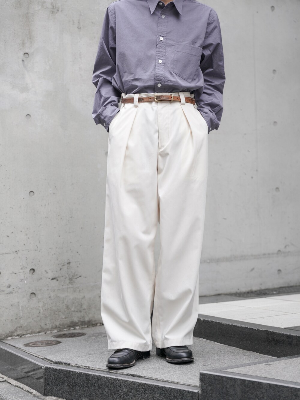 「春、シャツスタイル、春服コーデ、はるコーデ、ジャケット、テーラードジャケット、春服、タックイン、サングラス、ホワイトパンツ、トラッド、edwina horl、rakines、BED J.W. FORD、ドメスティックブランド」｜「KUBORAUMのアイテム（サングラス、ブラック系）」を使った、コバシミツキさん（メンズ・170cm）の春コーディネートの4枚目の写真