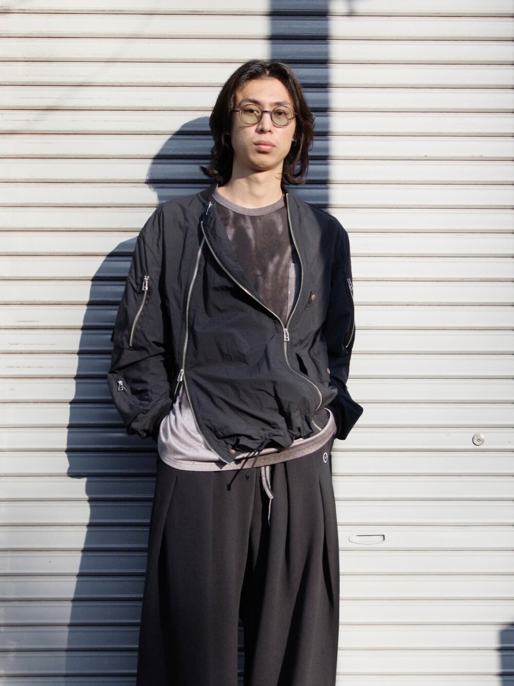 ブラック系のMA-1、ブラック系のTシャツ/カットソー、ブラック系のスウェットパンツを着用したメンズの冬コーディネートの2枚目の写真