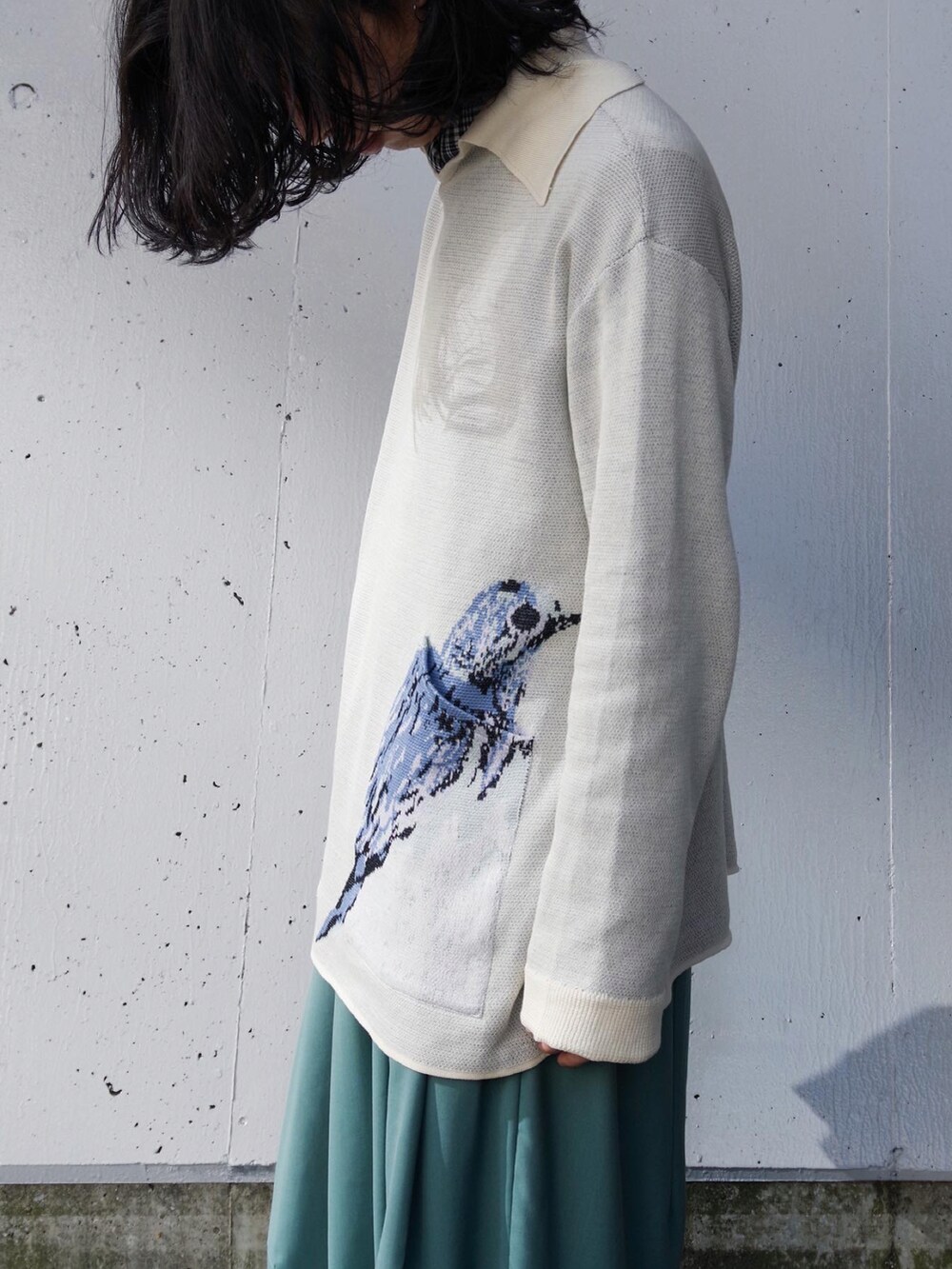 「シンプル、春コーデ、ビッグシルエット、春、グリーン、SHINYA KOZUKA、ニットポロ、スカーフコーデ、スカーフ、AUTTAA、シンヤコヅカ、ドメスティックブランド、カジュアル」｜「SHINYAKOZUKAのアイテム（ストール/ショール、ブラック系）」を使った、コバシミツキさん（メンズ・170cm）の冬コーディネートの2枚目の写真