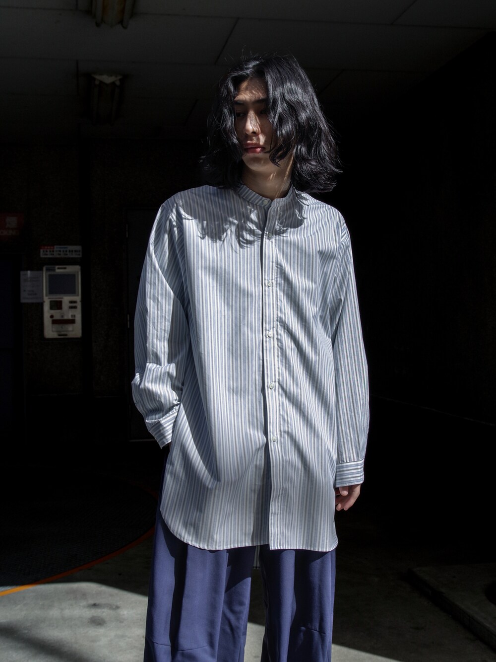 「キレイめ、レイヤードスタイル、シャツ、ワイドパンツ、ロングシャツ、ストライプ、Vネック、コーチジャケット、ワイドシルエット、バギーパンツ、MyBeautifulLandlet、色合わせ、春コーデ、SHINYA KOZUKA、ancellm」|「ANCELLMのアイテム(シャツ/ブラウス、ホワイト系)」を使った、コバシミツキさん(メンズ・170cm)の冬コーディネートの3枚目の写真