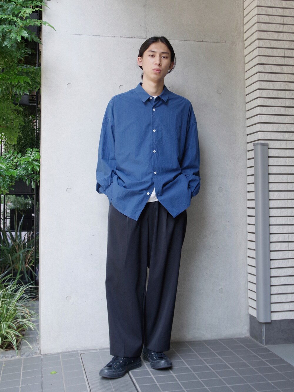 「シンプルコーデ、オトナカジュアル、秋服準備はじめました、メンズファッション、秋のコーデ、いいね、save、フォローお願いします🤑、スラックス、シンプルスタイル、シャツスタイル、リラックススタイル、青、CT70s、yokosakamoto、soe、ドメスティックブランド」｜「yoko sakamotoのアイテム（シャツ/ブラウス、ブルー系）」を使った、コバシミツキさん（メンズ・170cm）の秋コーディネートの5枚目の写真