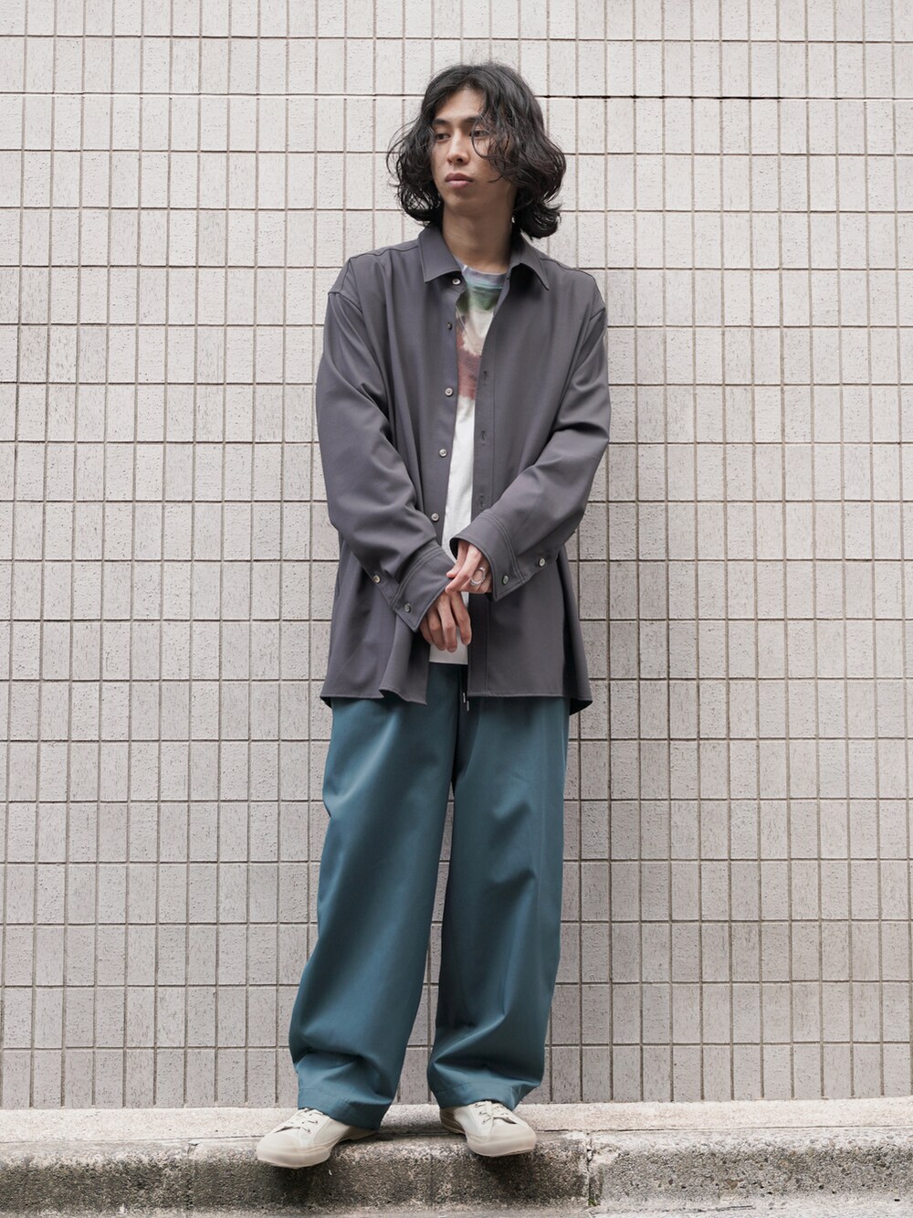 グレー系のシャツ/ブラウス、ホワイト系のTシャツ/カットソー、グリーン系のスラックスを着用したメンズの春コーディネートの5枚目の写真