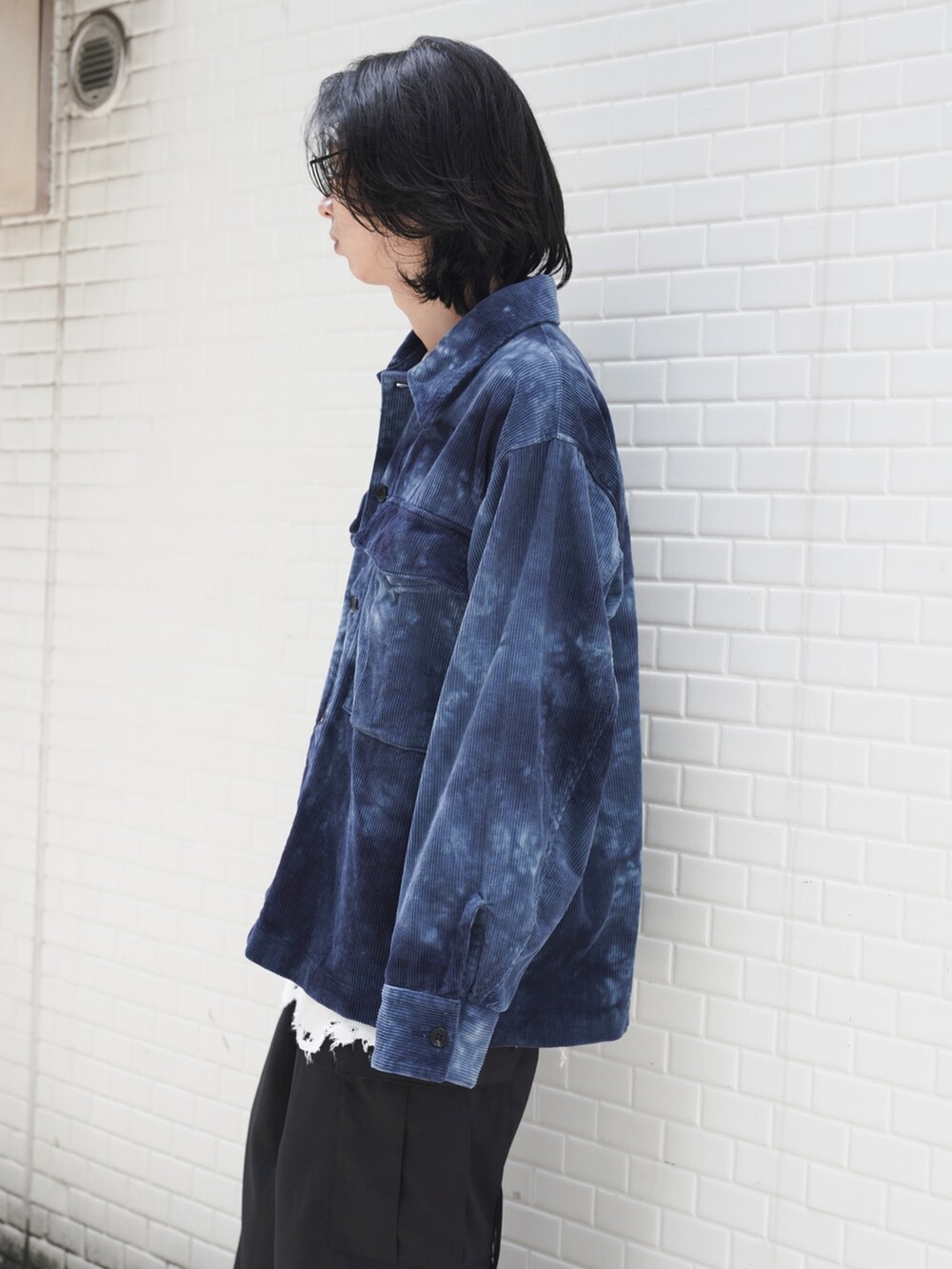 「ファッションを楽しもう、秋服コーデ、メンズファッション、メンズコーデ、オトナカジュアル、革靴、サングラス、ネイビー、コーデュロイ、タイダイ柄、jieda、ancellm、ALMOSTBLACK、KUBORAUM、SASQUATCHfabrix」｜「KUBORAUMのアイテム（サングラス、ブラック系）」を使った、コバシミツキさん（メンズ・170cm）の秋コーディネートの4枚目の写真