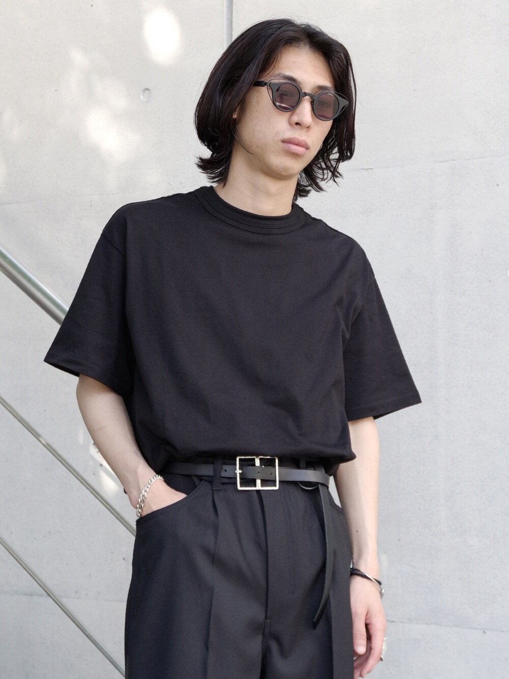 「夏コーデ、今日のコーデ、スニーカー、ワントーンコーデ、ワイドパンツ、Tシャツ、サングラス、フレアパンツ、レザースニーカー、KUBORAUM、juha、SHINYA KOZUKA、BED J.W. FORD、Maison MIHARA YASUHIRO」｜「KUBORAUMのアイテム（サングラス、ブラック系）」を使った、コバシミツキさん（メンズ・170cm）の夏コーディネートの2枚目の写真