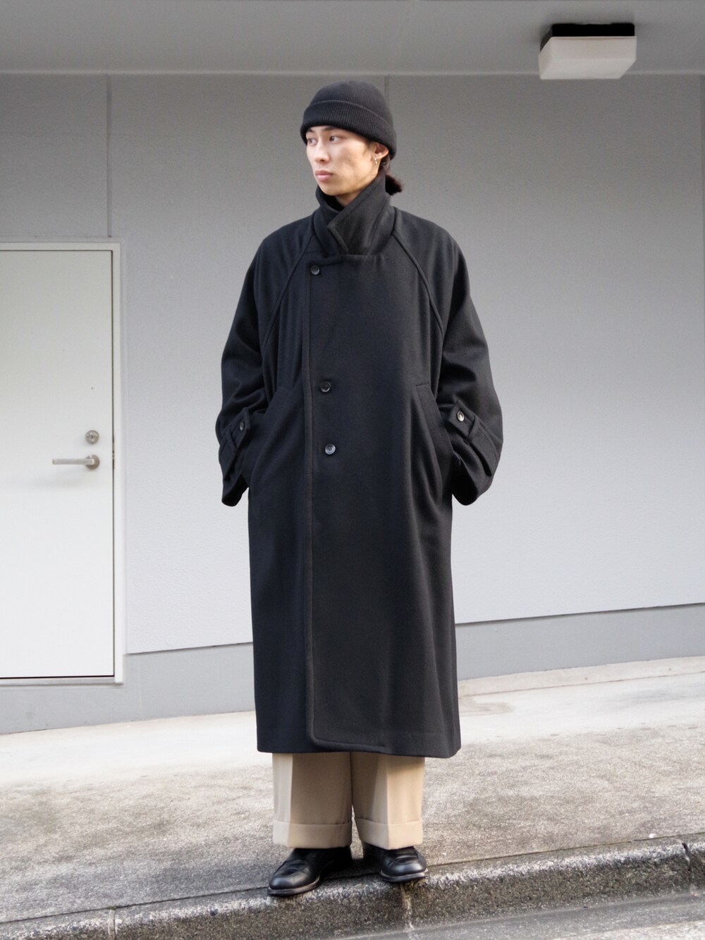 「シンプルスタイル、メンズファッション、ビックシルエット、オーバーサイズ、大人カジュアル、きれいめコーディネート、アンクルパンツ、ロングコート、ニットキャップ、ローファー、VOAAOV、yokosakamoto、BED J.W. FORD、ドメスティックブランド、冬コーデ」｜「yoko sakamotoのアイテム（ニットキャップ/ビーニー、ブラック系）」を使った、コバシミツキさん（メンズ・170cm）の秋コーディネートの5枚目の写真