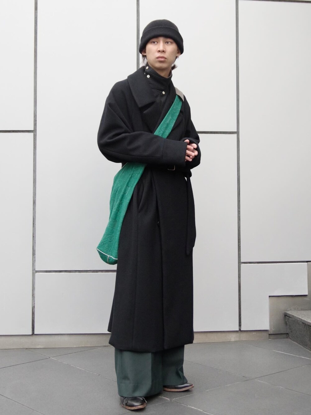 「ファッションを楽しもう、WEARyouthコーデ、大人コーデ、秋冬コーデ、冬コーデ、革靴、ロングコート、ニットキャップ、フレアパンツ、ワイドフレアパンツ、レースバッグ、yokosakamoto、juha、edwina horl、SASQUATCHfabrix」|「yoko sakamotoのアイテム(ニットキャップ/ビーニー、ブラック系)」を使った、コバシミツキさん(メンズ・170cm)の秋コーディネートの5枚目の写真