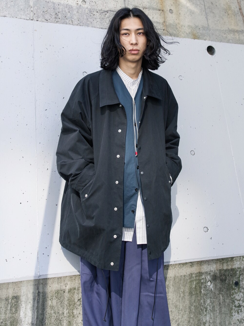 「キレイめ、レイヤードスタイル、シャツ、ワイドパンツ、ロングシャツ、ストライプ、Vネック、コーチジャケット、ワイドシルエット、バギーパンツ、MyBeautifulLandlet、色合わせ、春コーデ、SHINYA KOZUKA、ancellm」|「ANCELLMのアイテム(シャツ/ブラウス、ホワイト系)」を使った、コバシミツキさん(メンズ・170cm)の冬コーディネートの2枚目の写真