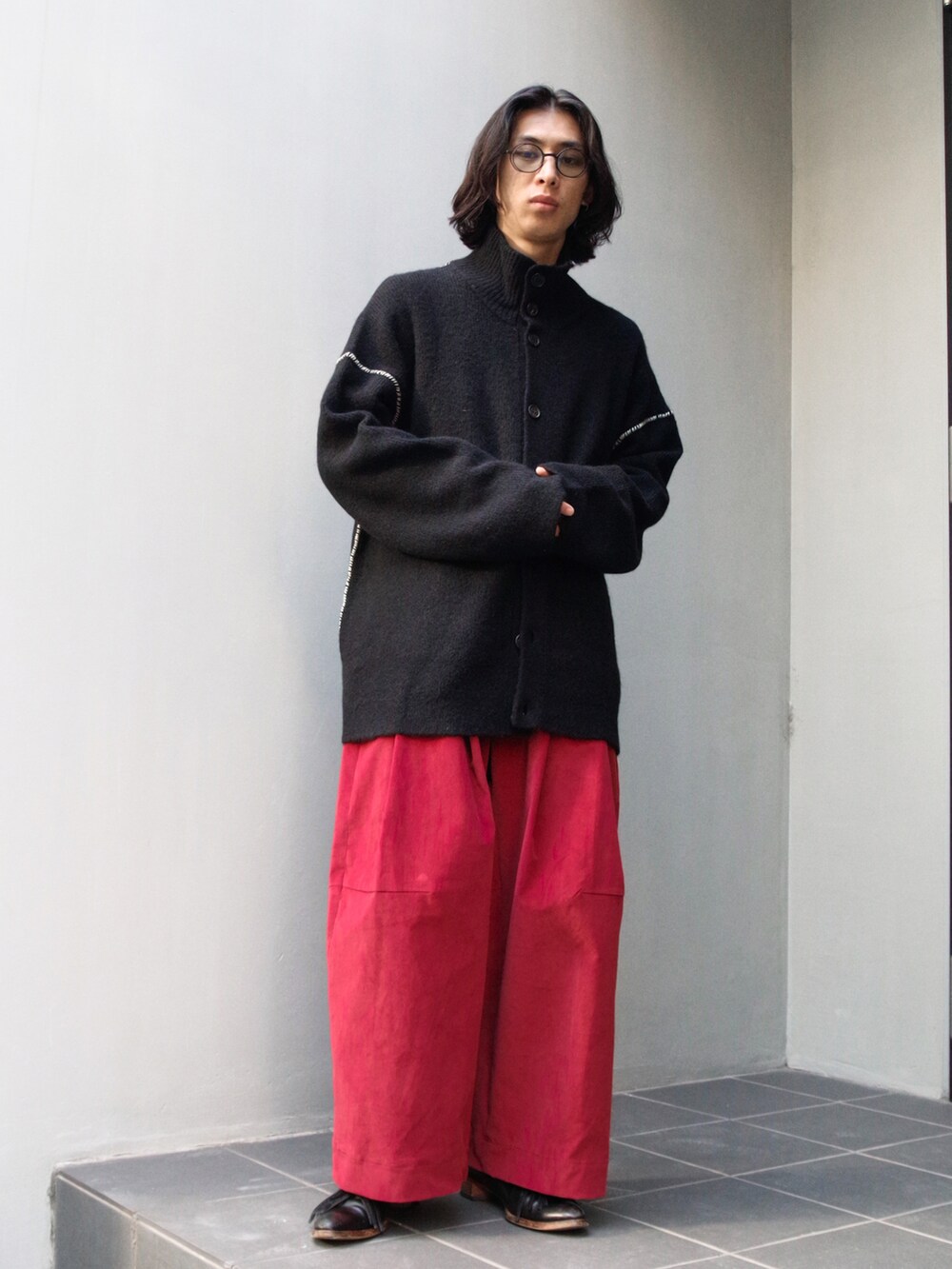 「メンズファッション、オーバーサイズ、秋服コーデ、ゆるコーデ、秋、秋コーデ、秋冬、コーデュロイ、コーデュロイパンツ、ニットカーディガン、ニット、レイヤードスタイル、dulcamara、SHINYA KOZUKA、SASQUATCHfabrix」｜「KUBORAUMのアイテム（サングラス、ブラック系）」を使った、コバシミツキさん（メンズ・170cm）の秋コーディネートの5枚目の写真