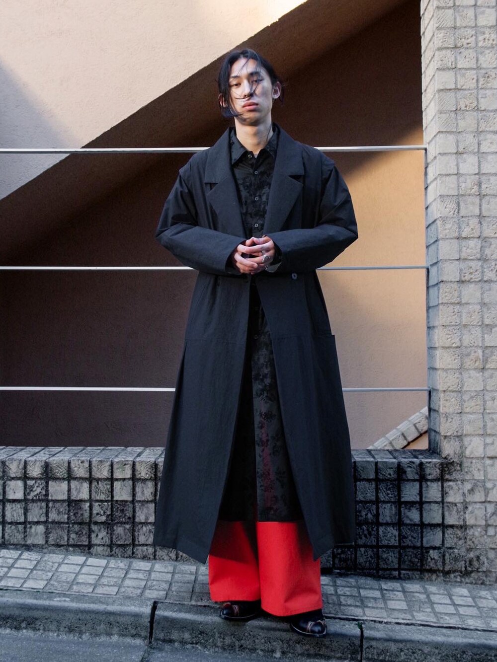 「春、キレイめ、ワイドパンツ、春夏コーデ、春アウター、レイヤードスタイル、いいね、save、フォローお願いします🤑、差し色、ロングコート、カラーパンツ、ニットキャップ、モードストリート、yokosakamoto、BED J.W. FORD、LEH」｜「yoko sakamotoのアイテム（ニットキャップ/ビーニー、ブラック系）」を使った、コバシミツキさん（メンズ・170cm）の春コーディネートの5枚目の写真