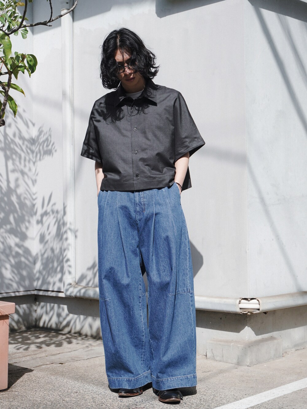 「シンプルスタイル、春のコーデ、春服、ワイドデニム、ショート丈トップス、デニム、バギーデニム、バギーパンツ、夏服、夏コーデ、サングラス、SHINYA KOZUKA、SASQUATCHfabrix、KUBORAUM、SHINYAKOZUKA」｜「SHINYAKOZUKAのアイテム（シャツ/ブラウス、ブラック系）」を使った、コバシミツキさん（メンズ・170cm）の春コーディネートの5枚目の写真