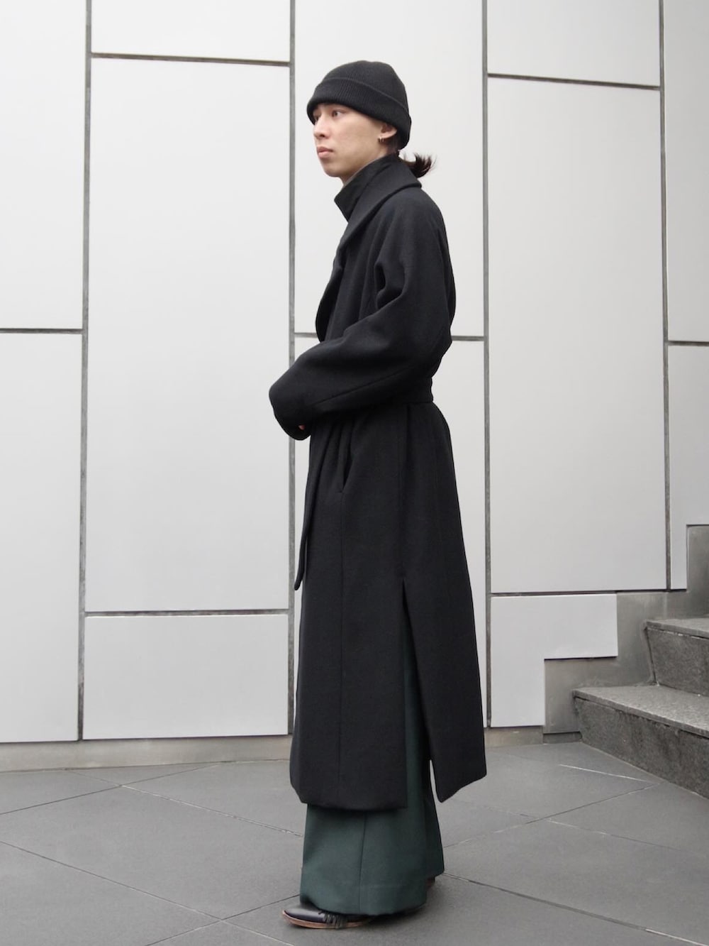 「ファッションを楽しもう、WEARyouthコーデ、大人コーデ、秋冬コーデ、冬コーデ、革靴、ロングコート、ニットキャップ、フレアパンツ、ワイドフレアパンツ、レースバッグ、yokosakamoto、juha、edwina horl、SASQUATCHfabrix」|「yoko sakamotoのアイテム(ニットキャップ/ビーニー、ブラック系)」を使った、コバシミツキさん(メンズ・170cm)の秋コーディネートの4枚目の写真