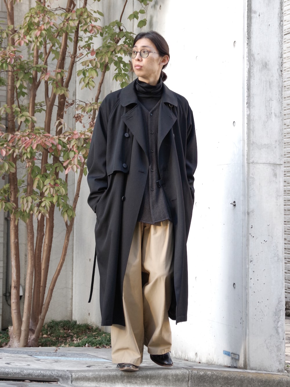 「秋のコーデ、オトナカジュアル、今日のコーデ、大人コーデ、秋服コーデ、トレンチコート、ワイドパンツ、Vネックシャツ、ロングコート、サングラス、dulcamara、my beautiful landlet、juha、ancellm、KUBORAUM」｜「Dulcamaraのアイテム（トレンチコート、ブラック系）」を使った、コバシミツキさん（メンズ・170cm）の秋コーディネートの5枚目の写真
