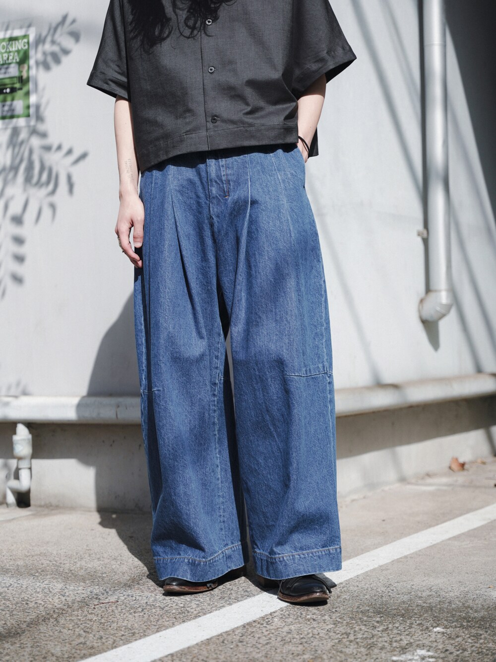 「シンプルスタイル、春のコーデ、春服、ワイドデニム、ショート丈トップス、デニム、バギーデニム、バギーパンツ、夏服、夏コーデ、サングラス、SHINYA KOZUKA、SASQUATCHfabrix、KUBORAUM、SHINYAKOZUKA」｜「SHINYAKOZUKAのアイテム（シャツ/ブラウス、ブラック系）」を使った、コバシミツキさん（メンズ・170cm）の春コーディネートの4枚目の写真