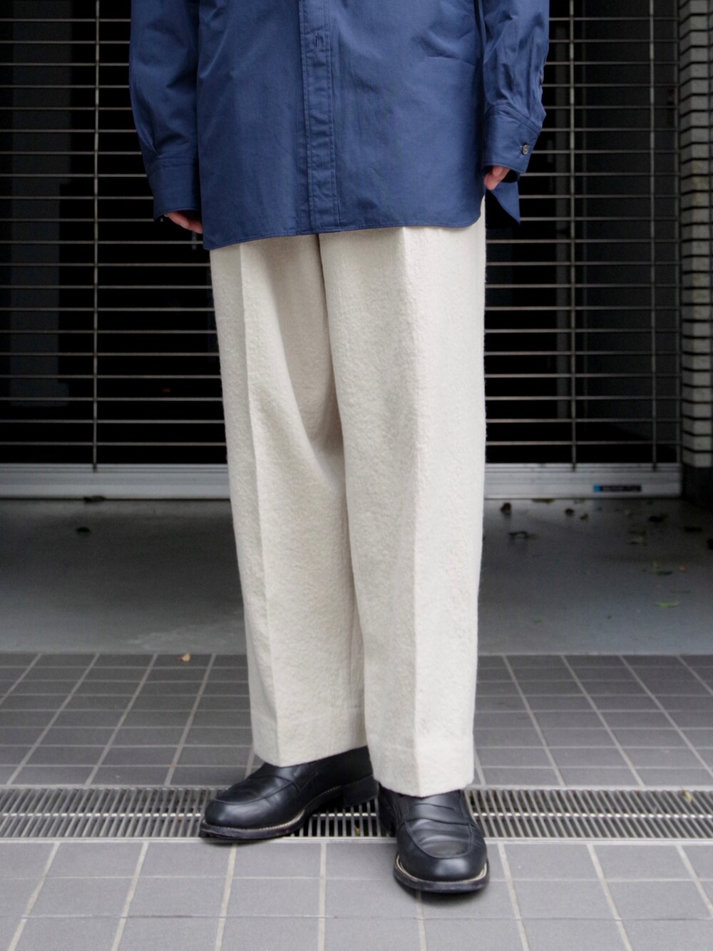 「秋ルック紹介するよ、秋のコーデ、シンプルスタイル、メンズコーデ、秋服コーデ、いいね、save、フォローお願いします🤑、メンズファッション、秋カラー、ローファー、キレイめ、きれいめ、革靴、instagramフォローお願いします、rakines、anei」｜「RAKINESのアイテム（シャツ/ブラウス、ブルー系）」を使った、コバシミツキさん（メンズ・170cm）の秋コーディネートの3枚目の写真