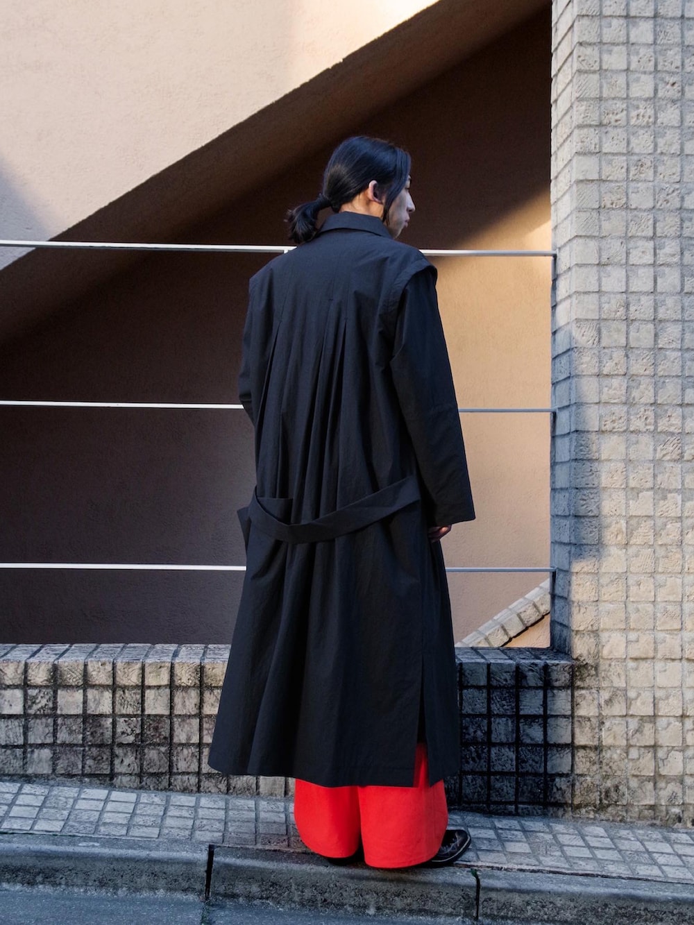 「春、キレイめ、ワイドパンツ、春夏コーデ、春アウター、レイヤードスタイル、いいね、save、フォローお願いします🤑、差し色、ロングコート、カラーパンツ、ニットキャップ、モードストリート、yokosakamoto、BED J.W. FORD、LEH」｜「yoko sakamotoのアイテム（ニットキャップ/ビーニー、ブラック系）」を使った、コバシミツキさん（メンズ・170cm）の春コーディネートの3枚目の写真