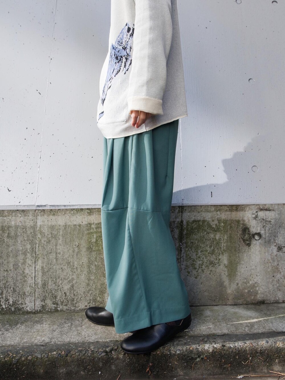 「シンプル、春コーデ、ビッグシルエット、春、グリーン、SHINYA KOZUKA、ニットポロ、スカーフコーデ、スカーフ、AUTTAA、シンヤコヅカ、ドメスティックブランド、カジュアル」｜「SHINYAKOZUKAのアイテム（ストール/ショール、ブラック系）」を使った、コバシミツキさん（メンズ・170cm）の冬コーディネートの3枚目の写真