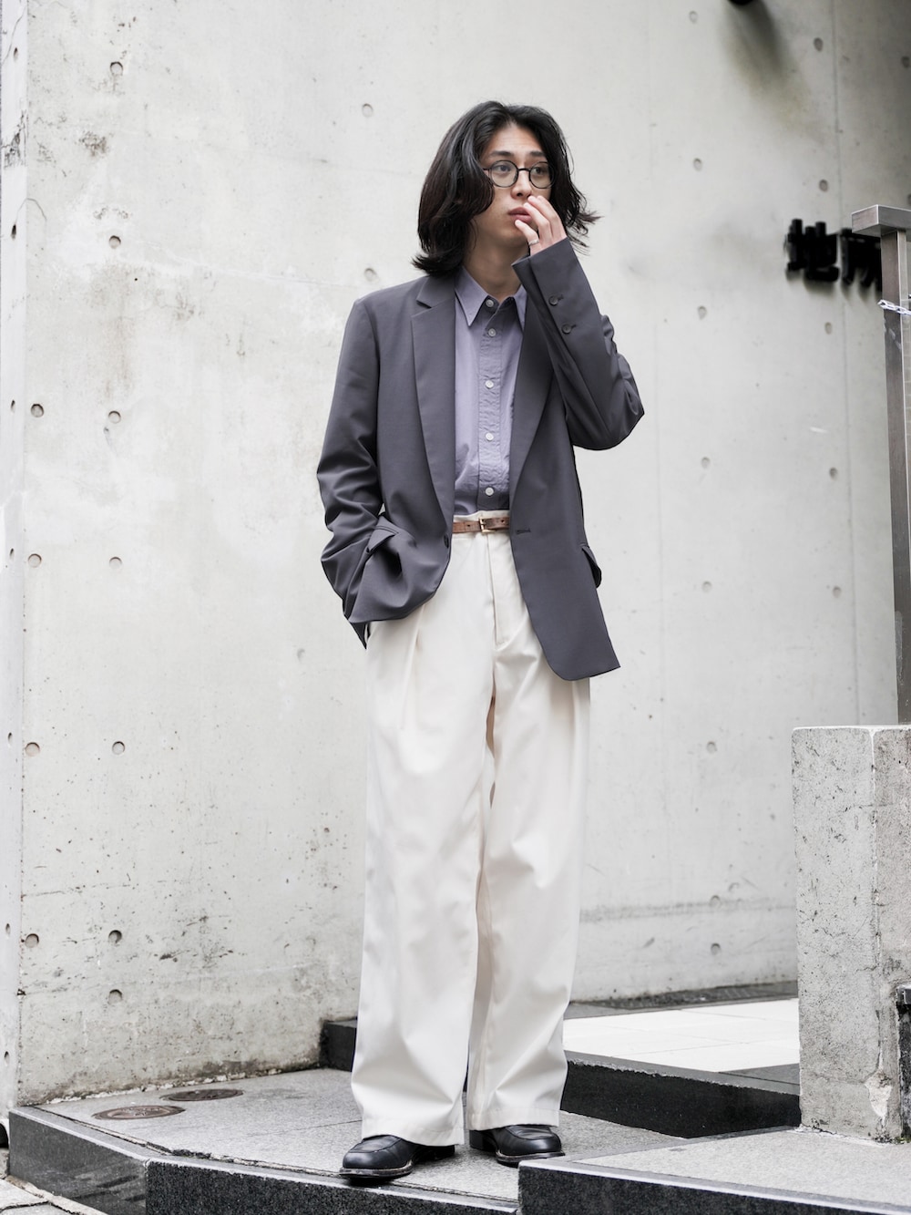 「春、シャツスタイル、春服コーデ、はるコーデ、ジャケット、テーラードジャケット、春服、タックイン、サングラス、ホワイトパンツ、トラッド、edwina horl、rakines、BED J.W. FORD、ドメスティックブランド」｜「KUBORAUMのアイテム（サングラス、ブラック系）」を使った、コバシミツキさん（メンズ・170cm）の春コーディネートの5枚目の写真