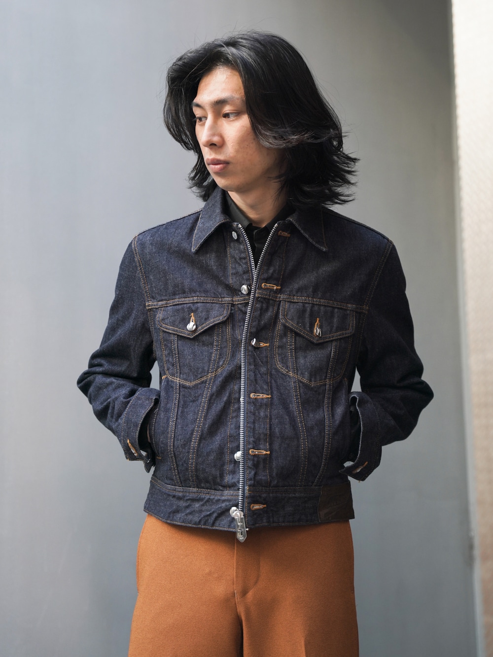 「春服デビュー宣言、大人カジュアル、春、ジャケット、デニムジャケット、フレアパンツ、春コーデ、タックイン、デニム、ジージャン、MASU、SASQUATCHfabrix、ワイドフレアパンツ、ドメスティックブランド、革靴」｜「MASUのアイテム（デニムジャケット、ブルー系）」を使った、コバシミツキさん（メンズ・170cm）の春コーディネートの2枚目の写真