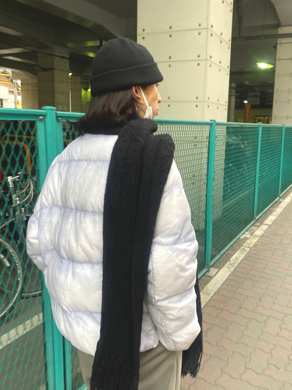 「私の推しブランド、メンズファッション、いいね、save、フォローお願いします🤑、冬コーデ、マフラー、ホワイト、ダウンジャケット、ニットキャップ、ロングマフラー、スウェットパンツ、yokosakamoto、thproducts、A.A.Spectrum、SHINYA KOZUKA、SASQUATCHfabrix」｜「yoko sakamotoのアイテム（ニットキャップ/ビーニー、ブラック系）」を使った、コバシミツキさん（メンズ・170cm）の冬コーディネートの2枚目の写真