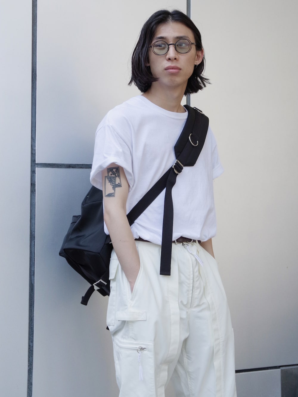 「アツいコーデ全部見せ、夏コーデ、シンプルコーデ、夏だ！Tシャツ着よう！、半袖、白Tシャツ、ストリート、ナイロンパンツ、ショルダーバッグ、ワンショルダーバッグ、サングラス、KUBORAUM、SASQUATCHfabrix、soe、ALMOSTBLACK」｜「BED J.W. FORDのアイテム（スニーカー、ブラック系）」を使った、コバシミツキさん（メンズ・170cm）の夏コーディネートの2枚目の写真