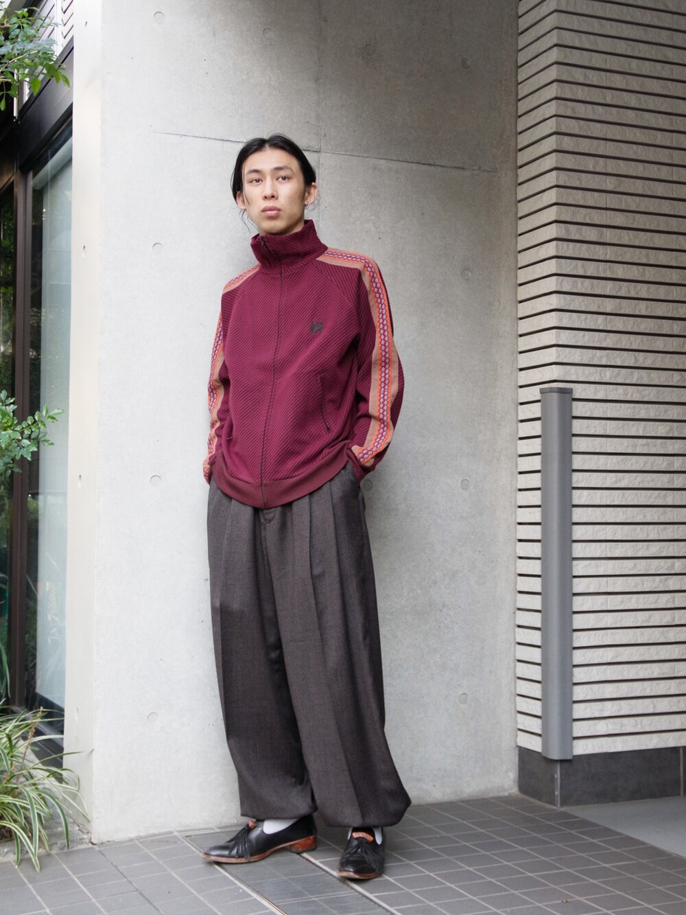 「秋冬コーデ、秋服、ビックシルエット、ブラウン、ボルドー、いいね、save、フォローお願いします🤑、秋、トラックジャケット、モードストリート、edwina horl、SASQUATCHfabrix、yokosakamoto、ドメスティックブランド、モード系」｜「Edwina Horlのアイテム（ジャケット/アウター、ブラック系）」を使った、コバシミツキさん（メンズ・170cm）の秋コーディネートの4枚目の写真
