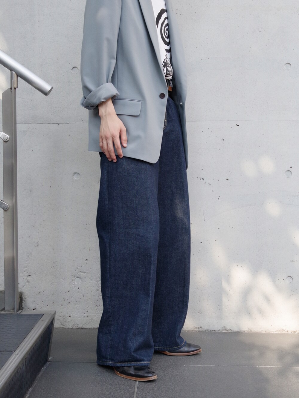 「お出かけコーデ、ワイドパンツ、デニムパンツ、ワイドデニム、ジャケットスタイル、テーラードジャケット、ノースリーブ、タックイン、ドメスティックブランド、モードカジュアル、サングラス、edwina horl、BED J.W. FORD、SASQUATCHfabrix、Marie Ohira」｜「KUBORAUMのアイテム（サングラス、ブラック系）」を使った、コバシミツキさん（メンズ・170cm）の夏コーディネートの4枚目の写真
