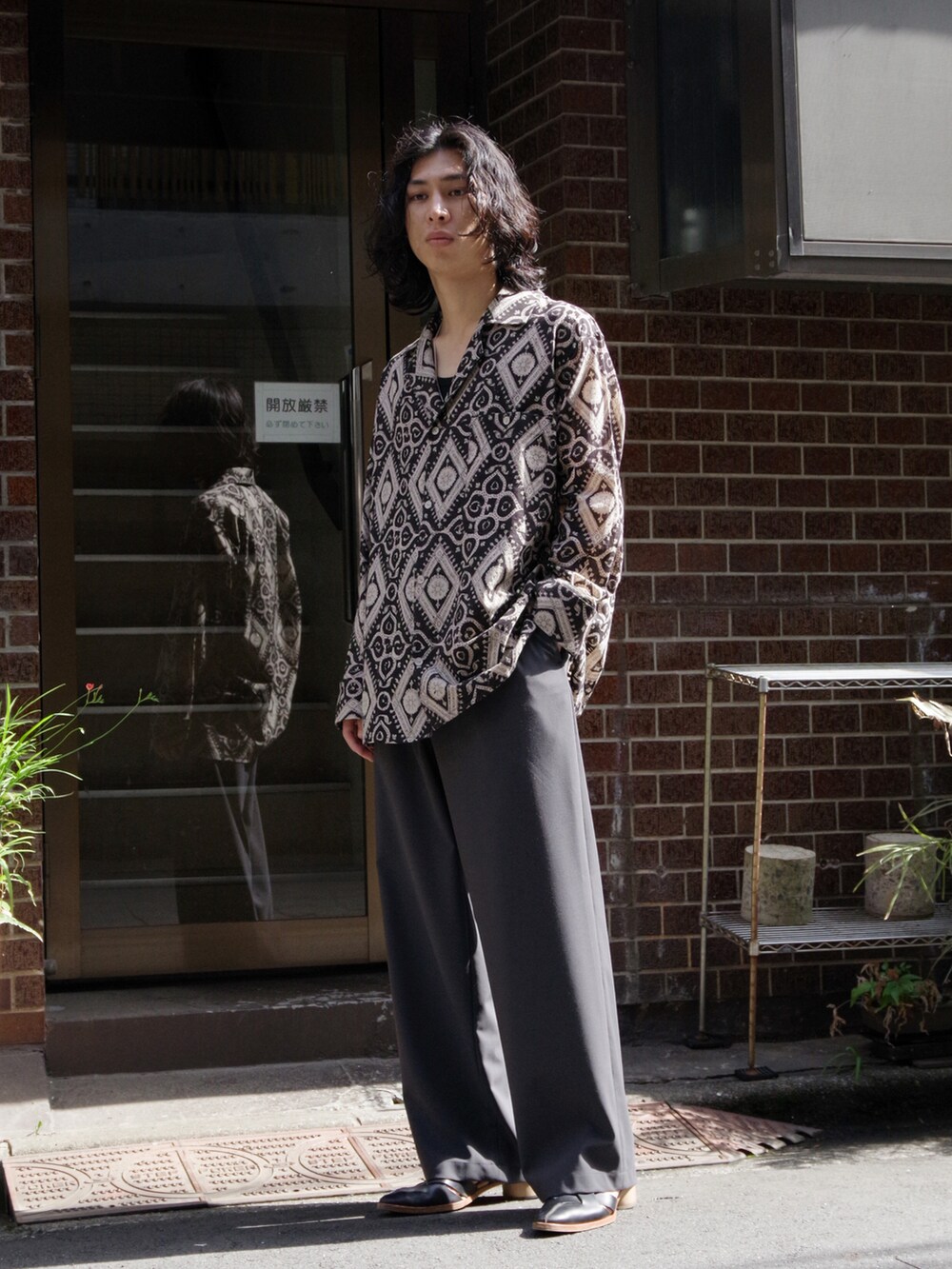 「メンズコーデ、春夏コーデ、モノトーン、ブラックコーデ、シャツスタイル、モード、シャツ好き集まれ、シャツコーデ、柄シャツ、ワイドスラックス、edwina horl、SASQUATCHfabrix、ドメスティックブランド、夏コーデ」｜「Edwina Horlのアイテム（シャツ/ブラウス、ブラック系）」を使った、コバシミツキさん（メンズ・170cm）の春コーディネートの3枚目の写真
