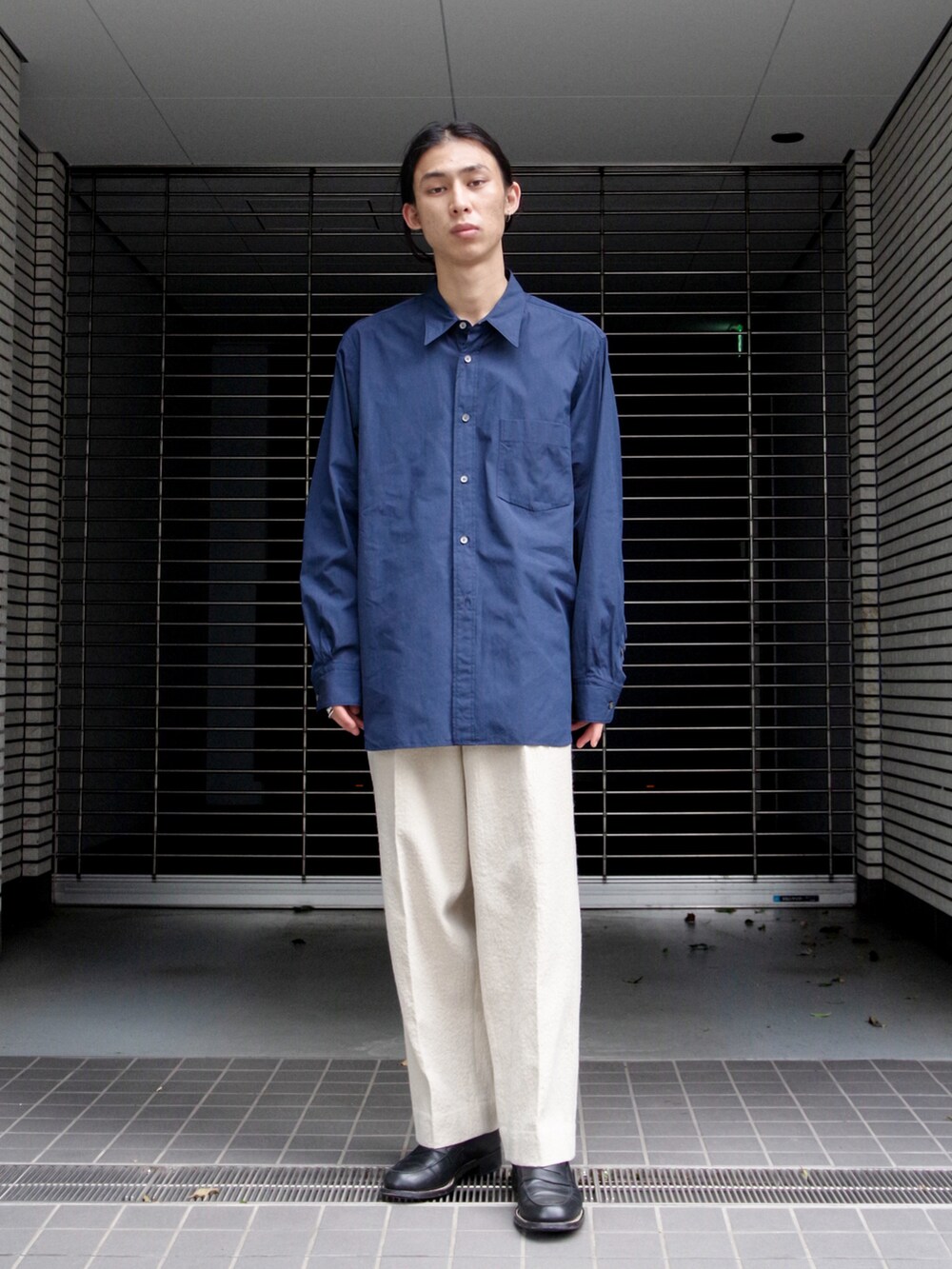 「秋ルック紹介するよ、秋のコーデ、シンプルスタイル、メンズコーデ、秋服コーデ、いいね、save、フォローお願いします🤑、メンズファッション、秋カラー、ローファー、キレイめ、きれいめ、革靴、instagramフォローお願いします、rakines、anei」｜「RAKINESのアイテム（シャツ/ブラウス、ブルー系）」を使った、コバシミツキさん（メンズ・170cm）の秋コーディネートの4枚目の写真
