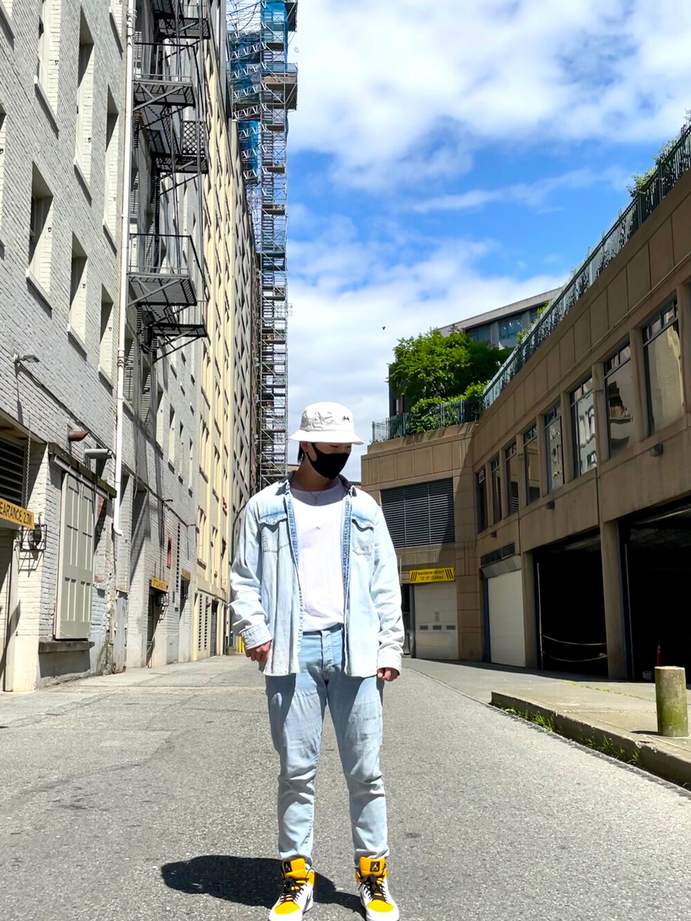 「summer、boy、denim、Jordan、stussy、guess、H&M、NIKE、COOLなこのコが仲間入り」｜「H&Mのアイテム（デニムパンツ、ブルー系）」を使った、mynameisjeffさん（メンズ・175cm）の冬コーディネートの2枚目の写真