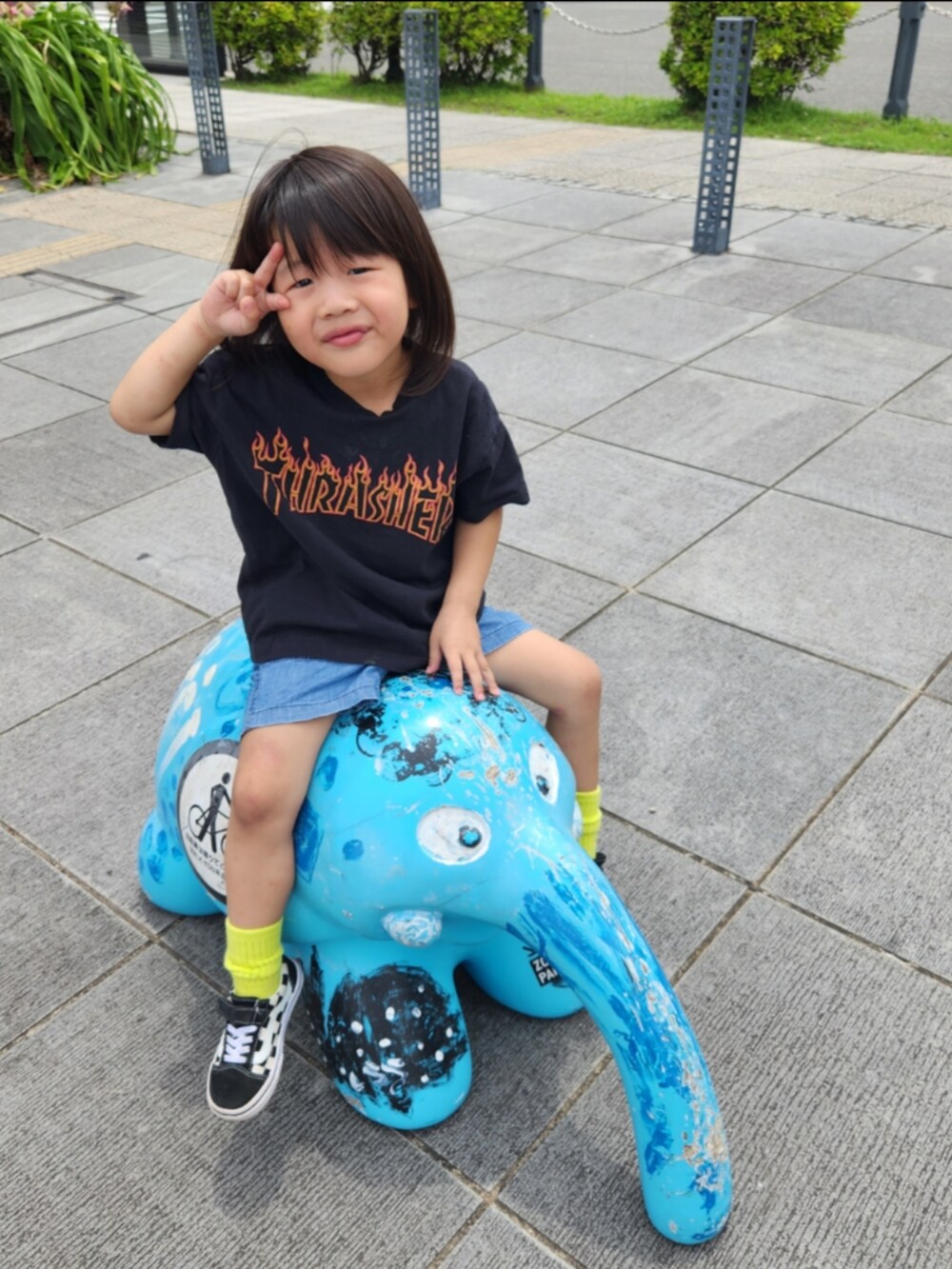 ブラック系のTシャツ/カットソー、ブルー系のパンツ、ブラック系のスニーカーを着用したキッズの夏コーディネートの2枚目の写真