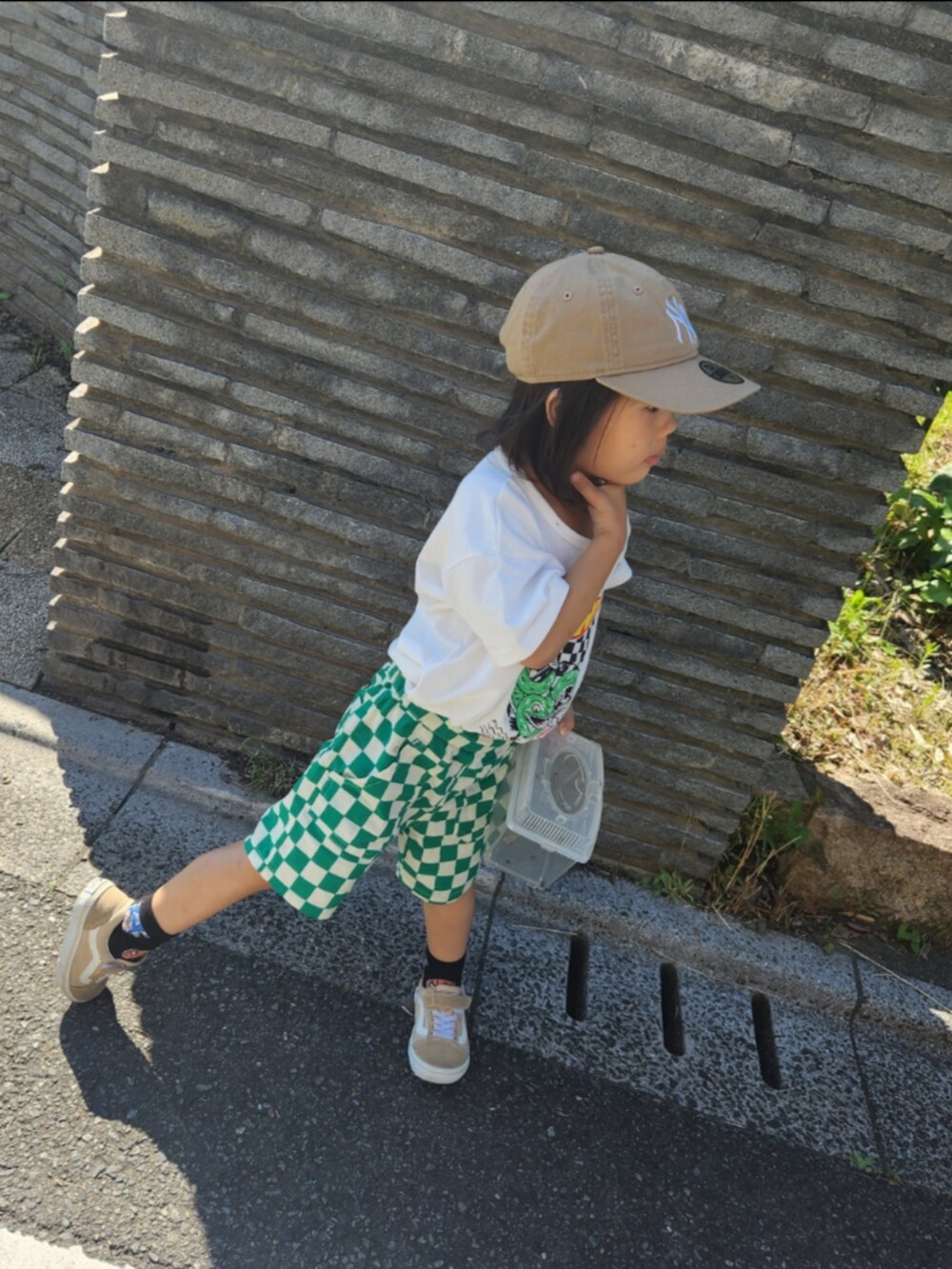 ホワイト系のTシャツ/カットソー、グリーン系のパンツ、ベージュ系のスニーカーを着用したキッズの夏コーディネートの2枚目の写真