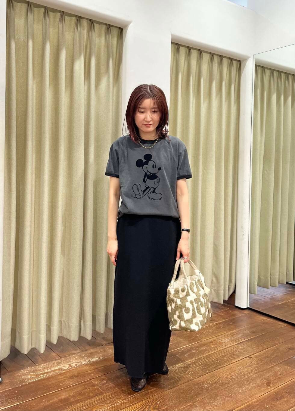 ブラック系のTシャツ/カットソー、ホワイト系のナイロンジャケット、ブラック系のスカートを着用したレディースの春コーディネートの4枚目の写真
