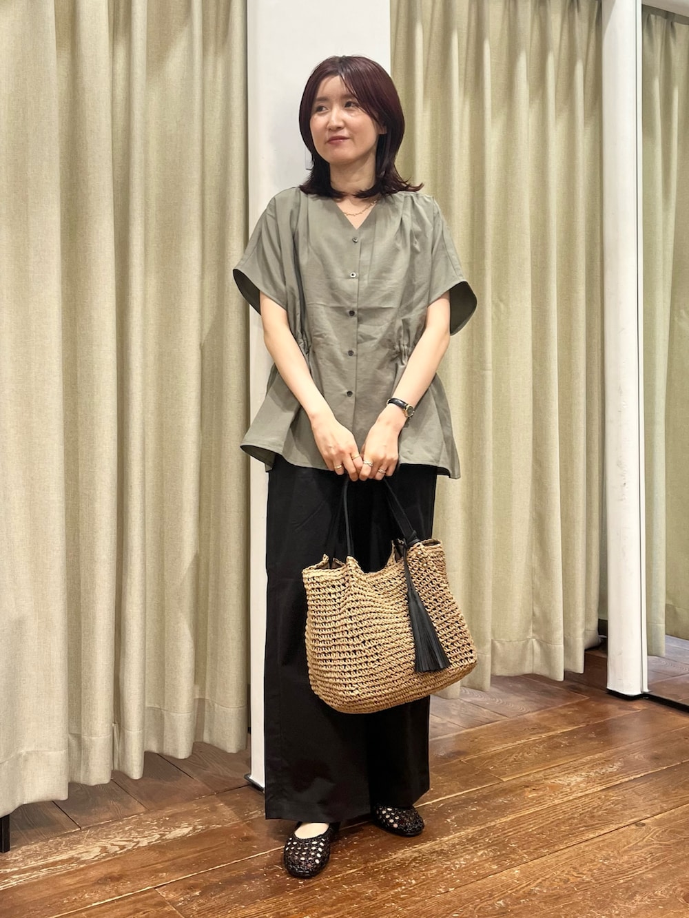グリーン系のシャツ/ブラウス、ブラック系のその他パンツ、ブラック系のサンダルを着用したレディースの夏コーディネートの3枚目の写真