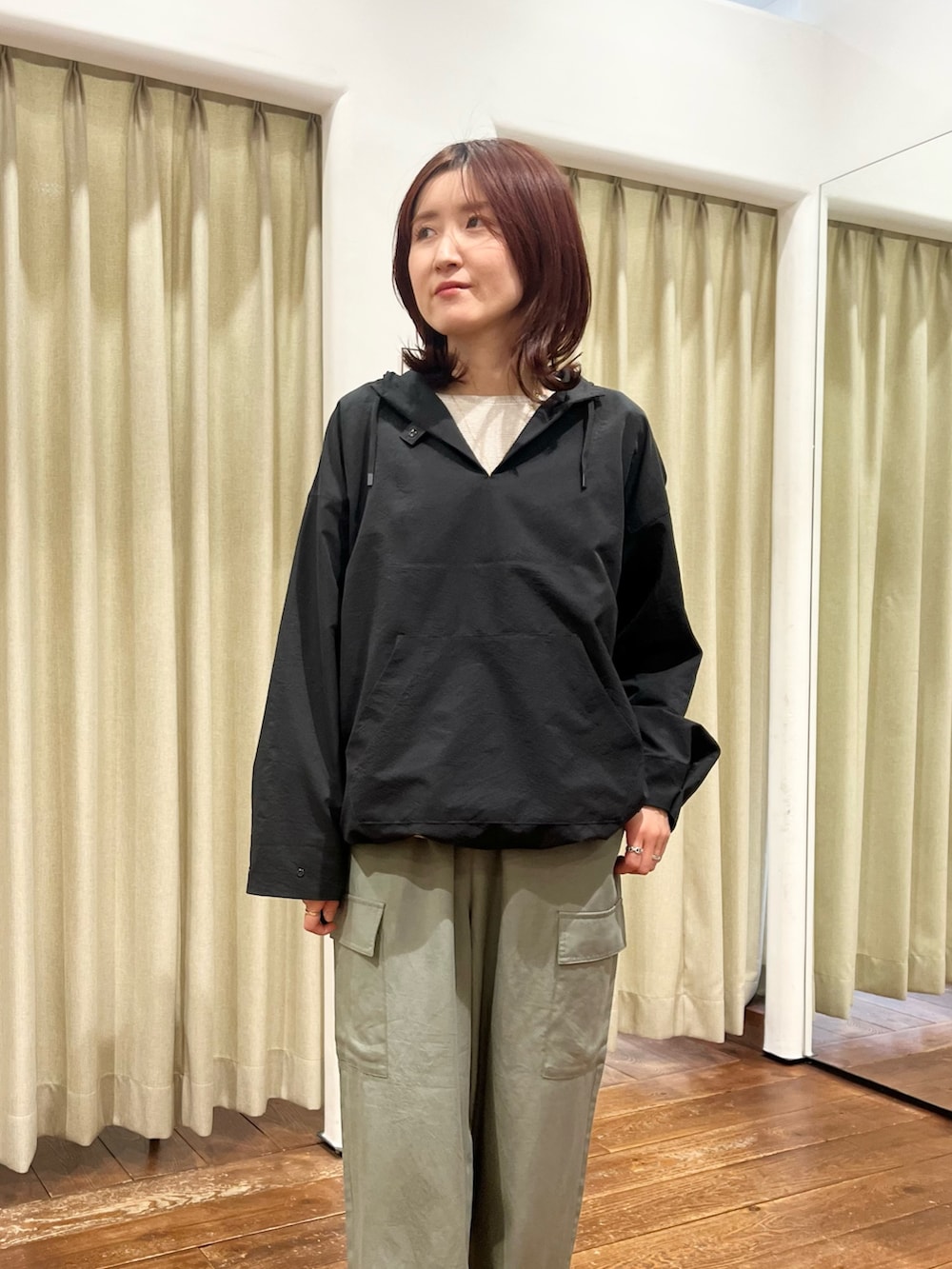 ブラック系のその他アウター、グレー系のニット/セーター、グリーン系のその他パンツを着用したレディースの春コーディネートの3枚目の写真