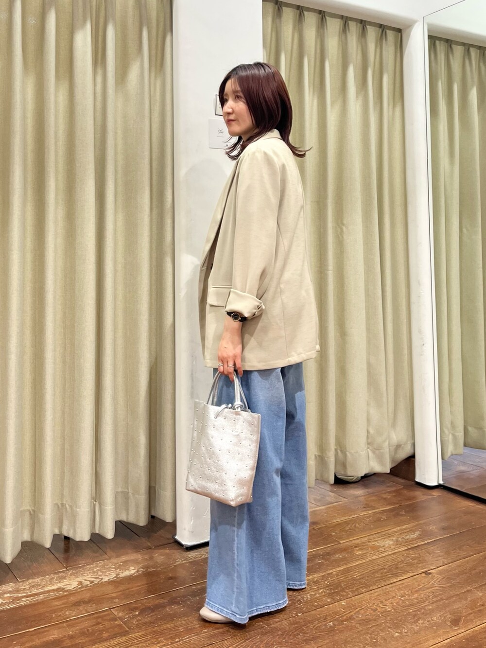 ベージュ系のその他アウター、ブルー系のデニムパンツ、ベージュ系のパンプスを着用したレディースの春コーディネートの3枚目の写真