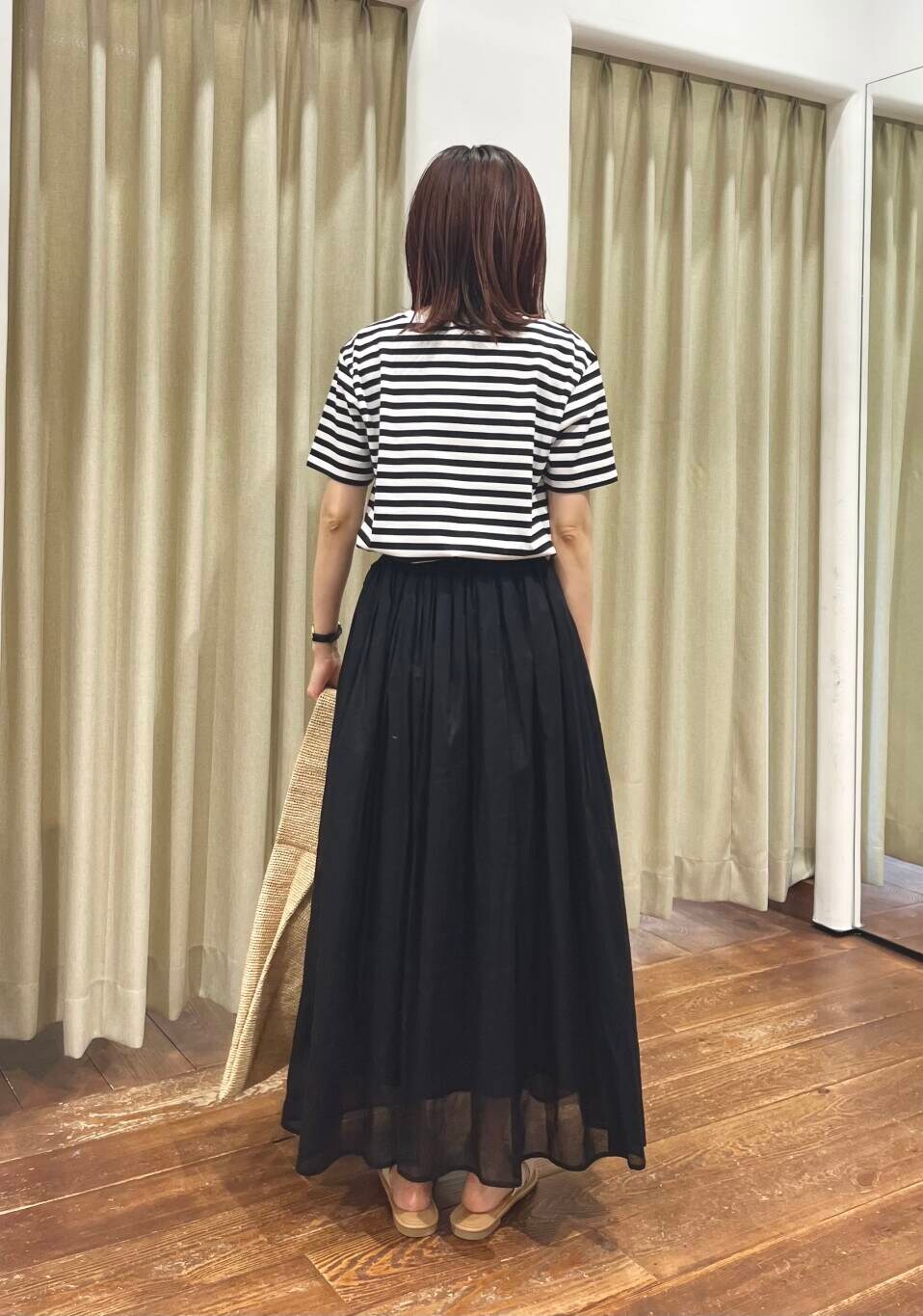 ブラック系のタンクトップ、ホワイト系のサンダル、ブラック系のワンピースを着用したレディースの夏コーディネートの4枚目の写真