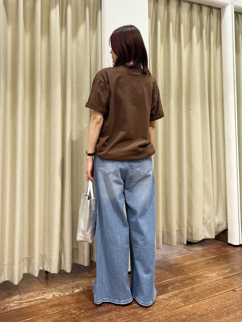 ベージュ系のその他アウター、ブルー系のデニムパンツ、ベージュ系のパンプスを着用したレディースの春コーディネートの8枚目の写真