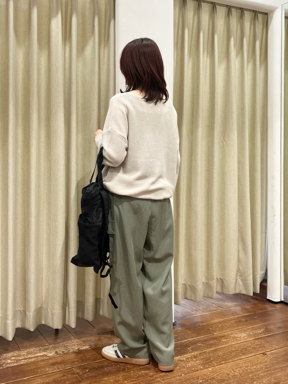 ブラック系のその他アウター、グレー系のニット/セーター、グリーン系のその他パンツを着用したレディースの春コーディネートの7枚目の写真