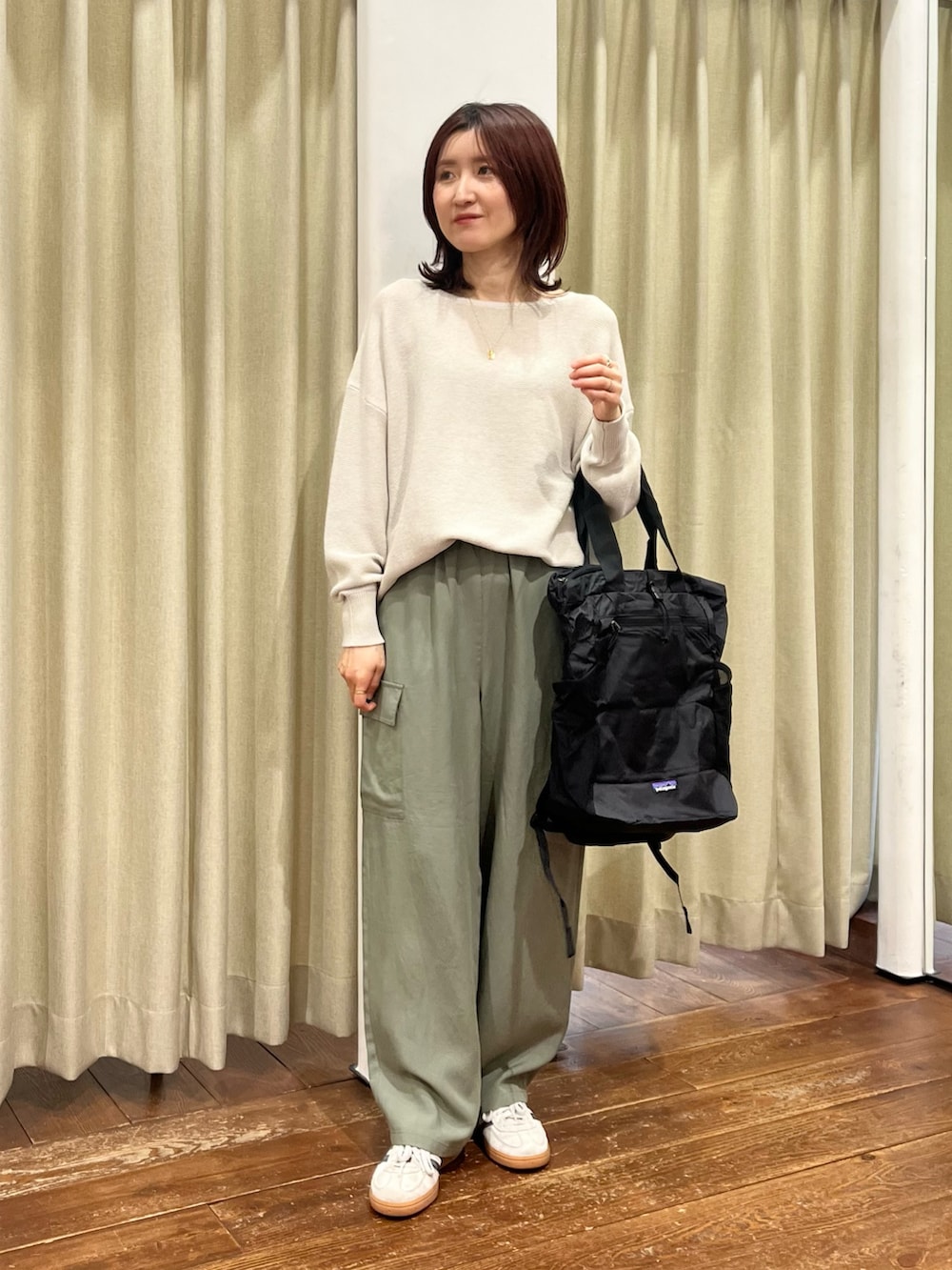 ブラック系のその他アウター、グレー系のニット/セーター、グリーン系のその他パンツを着用したレディースの春コーディネートの5枚目の写真