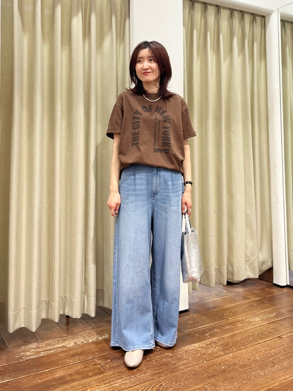 ベージュ系のその他アウター、ブルー系のデニムパンツ、ベージュ系のパンプスを着用したレディースの春コーディネートの6枚目の写真