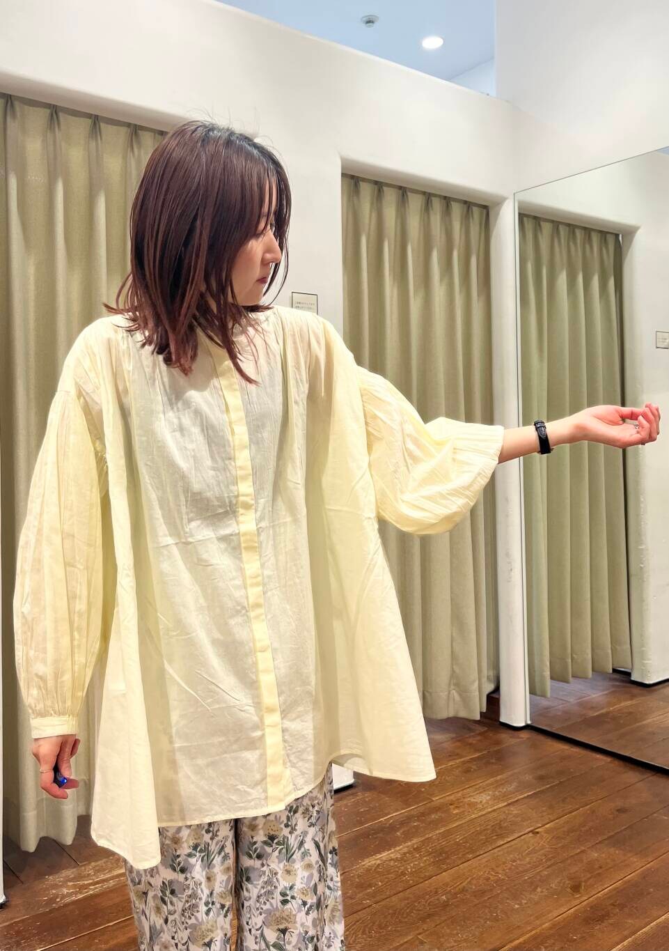 イエロー系のボストンバッグ、ベージュ系のその他パンツ、ベージュ系のサンダルを着用したレディースの春コーディネートの5枚目の写真