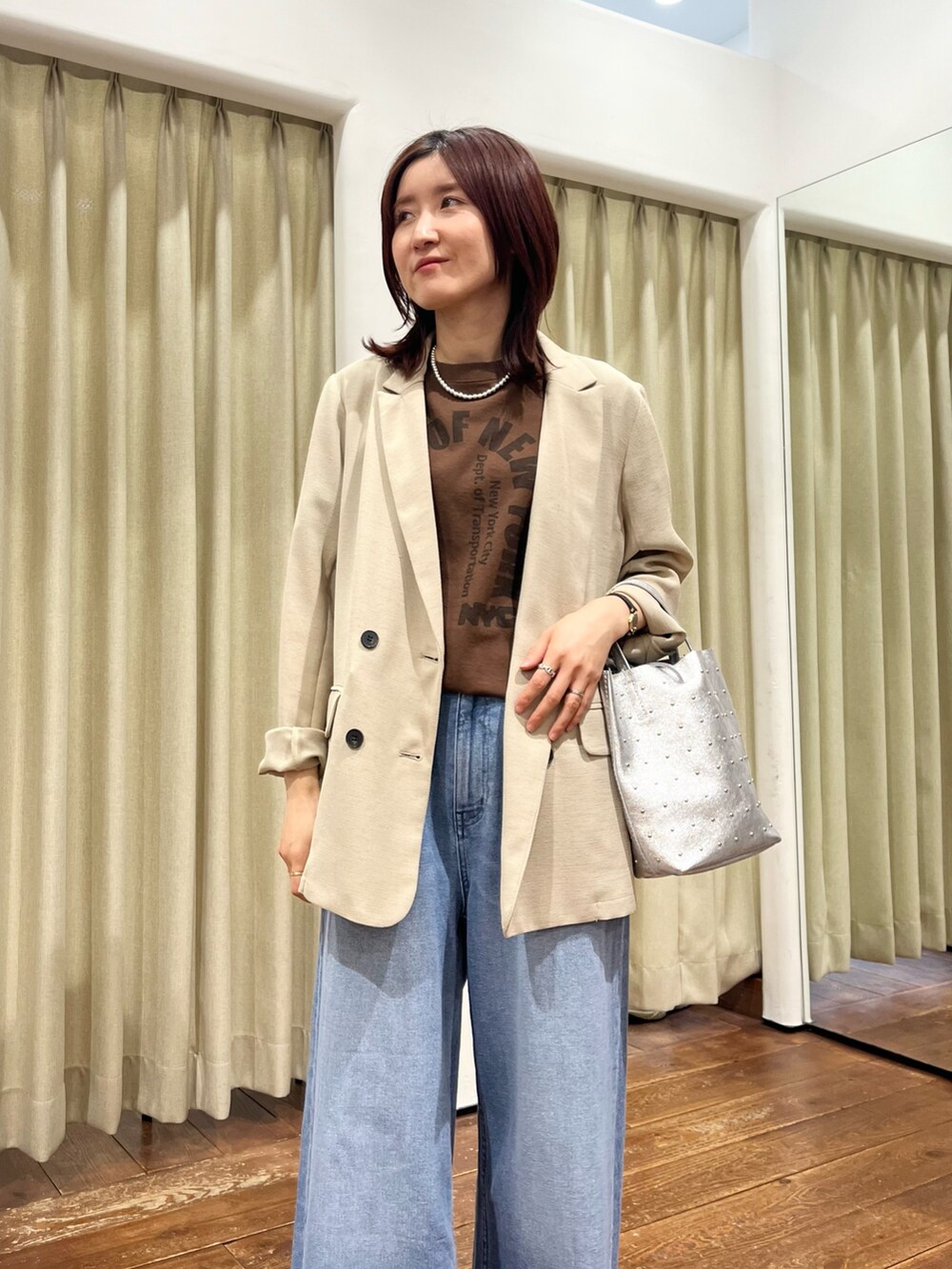 ベージュ系のその他アウター、ブルー系のデニムパンツ、ベージュ系のパンプスを着用したレディースの春コーディネートの5枚目の写真