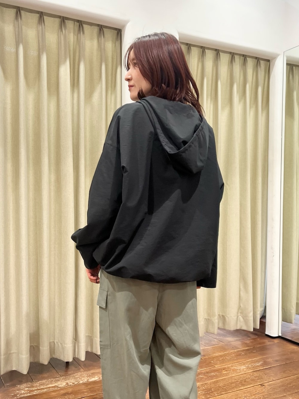 ブラック系のその他アウター、グレー系のニット/セーター、グリーン系のその他パンツを着用したレディースの春コーディネートの4枚目の写真