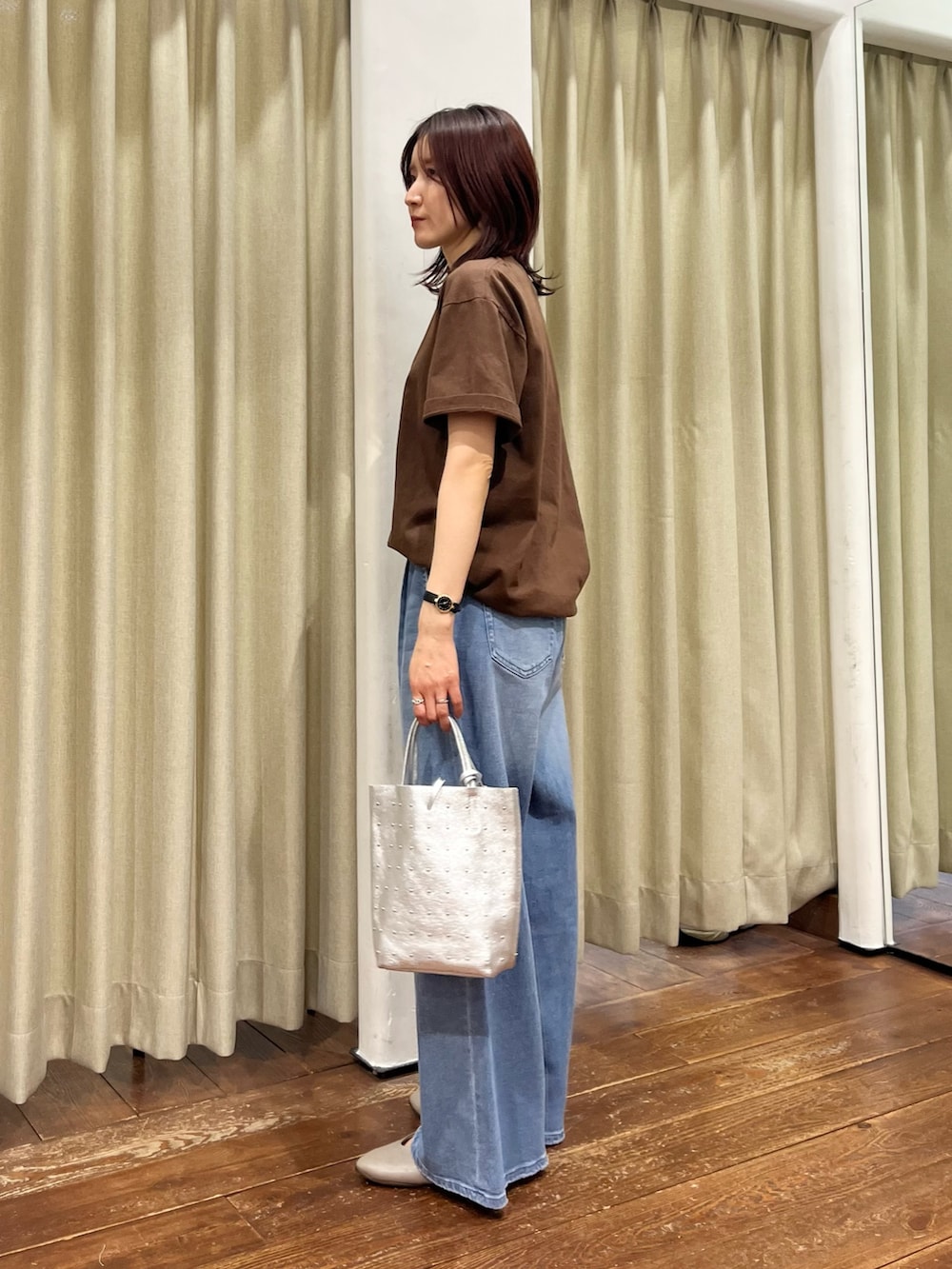 ベージュ系のその他アウター、ブルー系のデニムパンツ、ベージュ系のパンプスを着用したレディースの春コーディネートの7枚目の写真