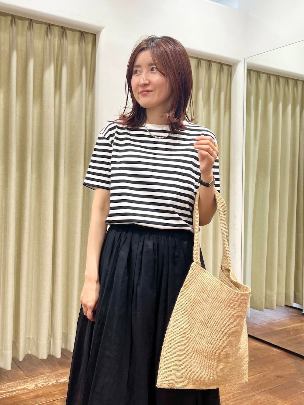 ブラック系のタンクトップ、ホワイト系のサンダル、ブラック系のワンピースを着用したレディースの夏コーディネートの5枚目の写真