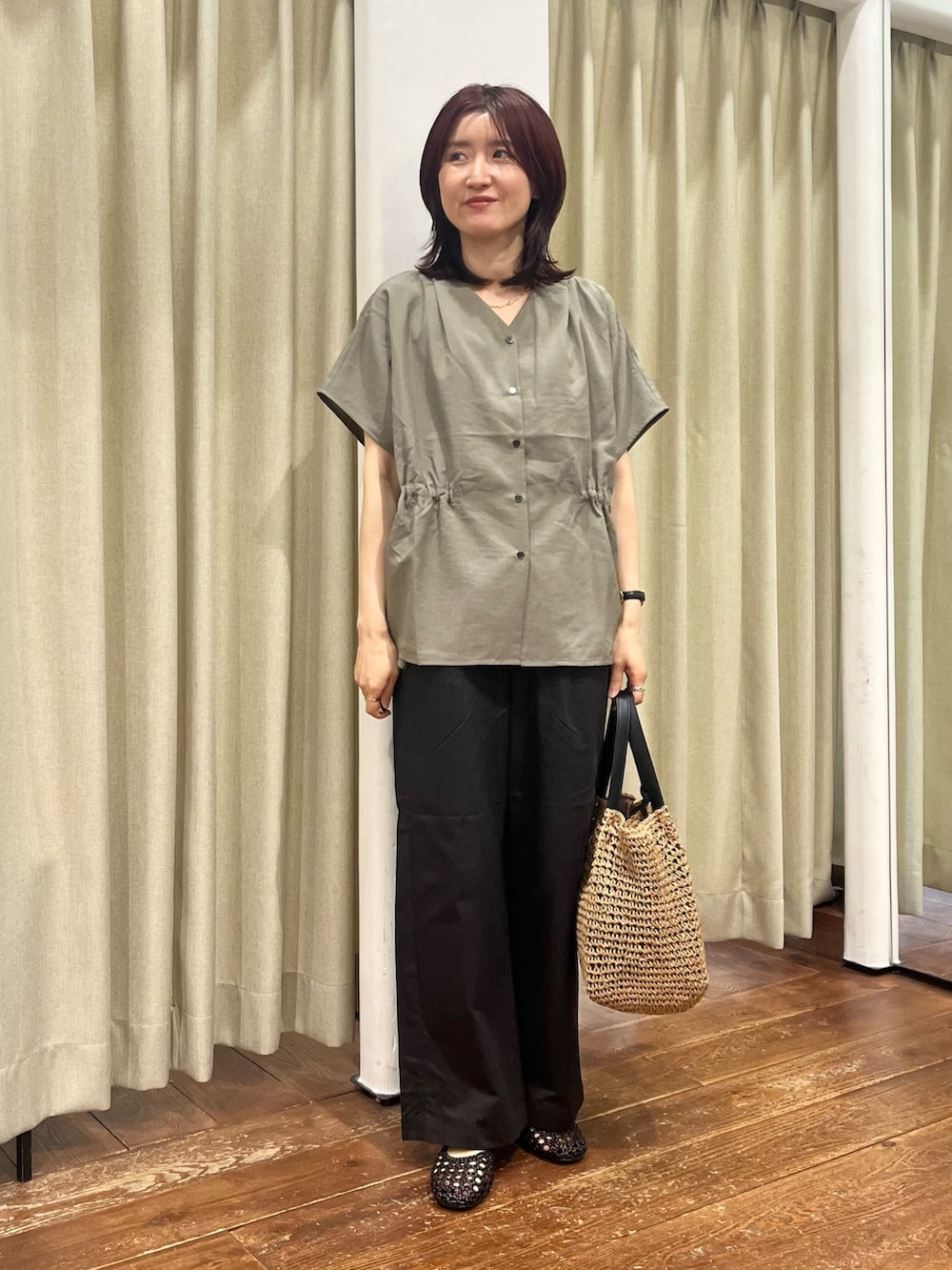 グリーン系のシャツ/ブラウス、ブラック系のその他パンツ、ブラック系のサンダルを着用したレディースの夏コーディネートの2枚目の写真
