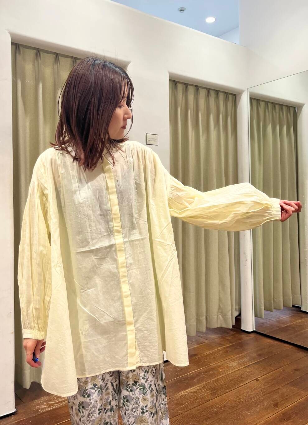 イエロー系のボストンバッグ、ベージュ系のその他パンツ、ベージュ系のサンダルを着用したレディースの春コーディネートの4枚目の写真